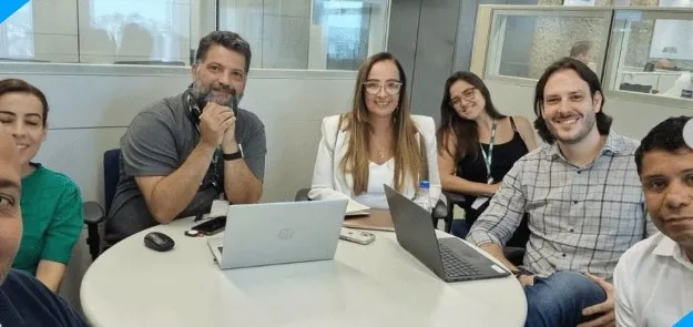 Reunião de kickoff do projeto EnergyGPT entre CEIA/UFG e CEMIG, com a equipe em volta da mesa