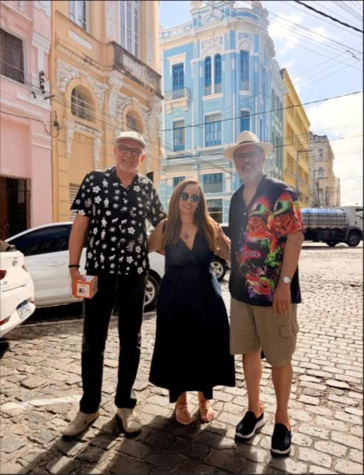Paula Coelho entre os professores Geber Ramalho e Hermano Perrelli, no Rec’n Play 2025, no Recife Antigo